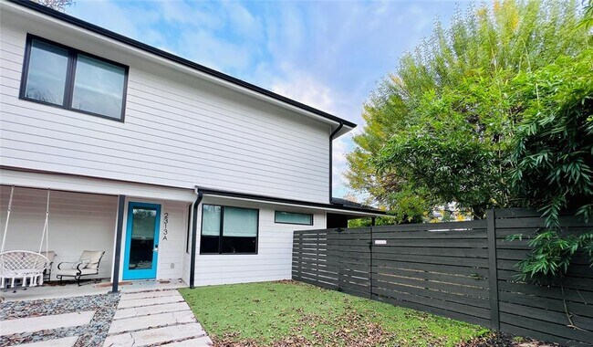 Building Photo - 2313 Oak Crest Ave
