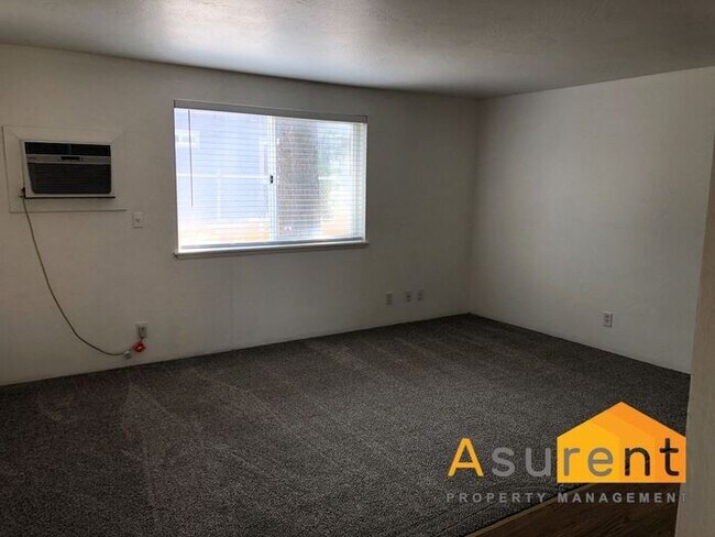 Building Photo - Cute Apartment with yard