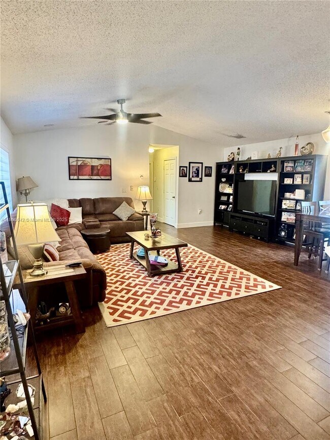 Foto del edificio - 685 SW 198th Ter