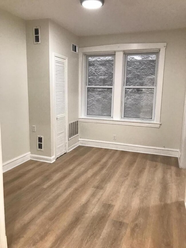 Foto del edificio - 3412 W Foster Ave