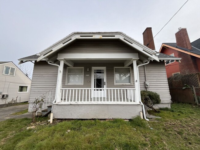 Building Photo - Charming 3-Bed Home with Vaulted Ceilings, Expansive Yard & Private Outdoor Space