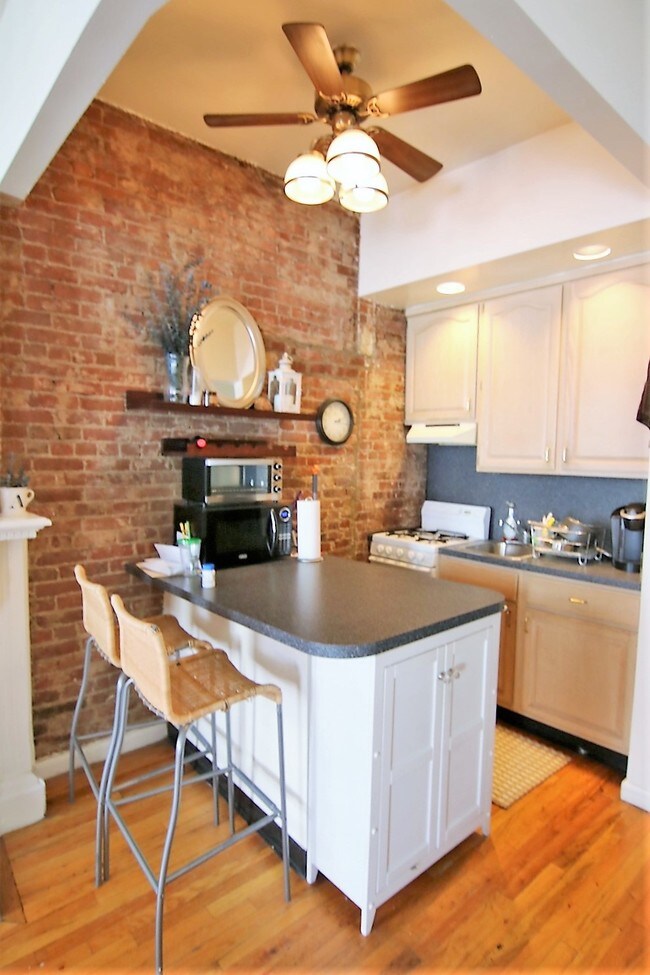 Building Photo - 42 W 85th St