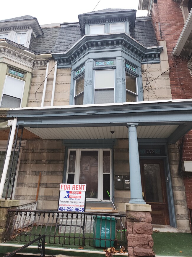 Building Photo - 132 Clymer St