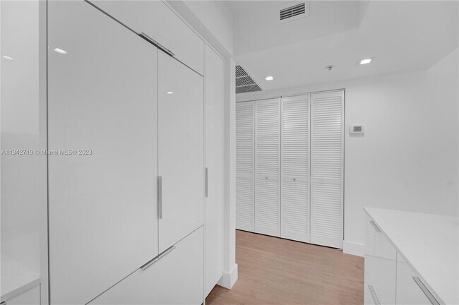 Building Photo - 5600 Collins Ave