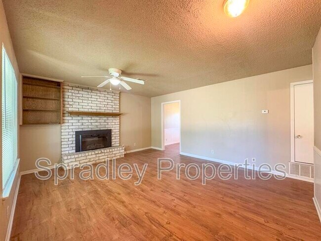 Foto del edificio - 3308 Keller Rd
