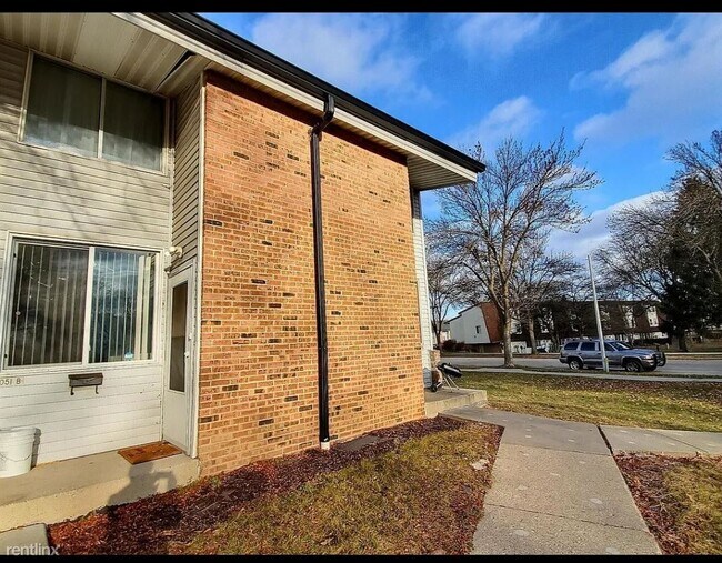 Building Photo - 3 br, 1.5 bath Condo - 9051 North 95th Str...