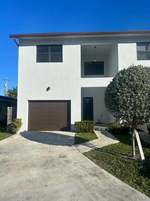 private driveway - 6045 Pierce St