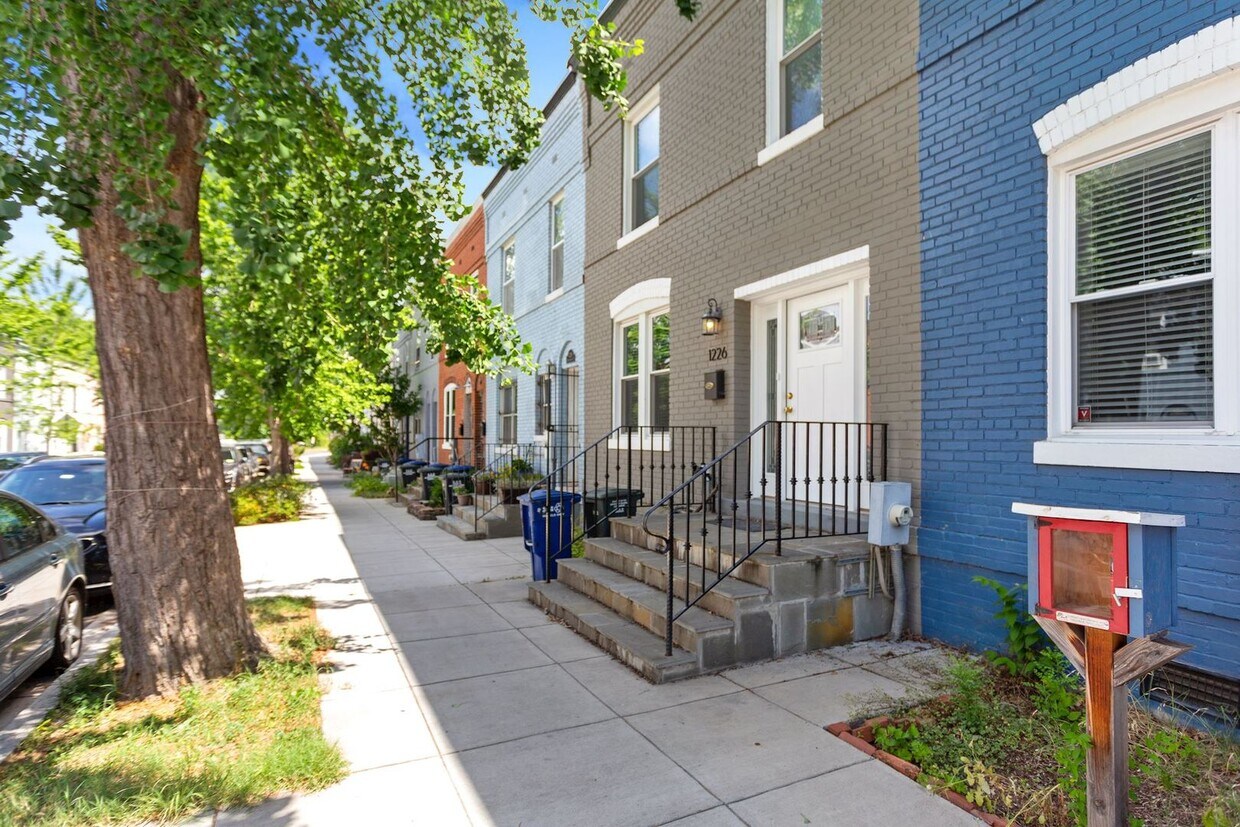Foto principal - Available Now! 5 Minute Walk From Nats Park- 20 minute walk from Capitol Hill- 3 Bedroom 2.5 Bath...