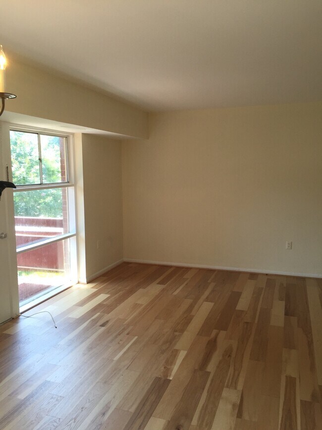 Building Photo - PRICE REDUCTION! A two bedroom, one bath condo apartment located Near the intersection of Univers...