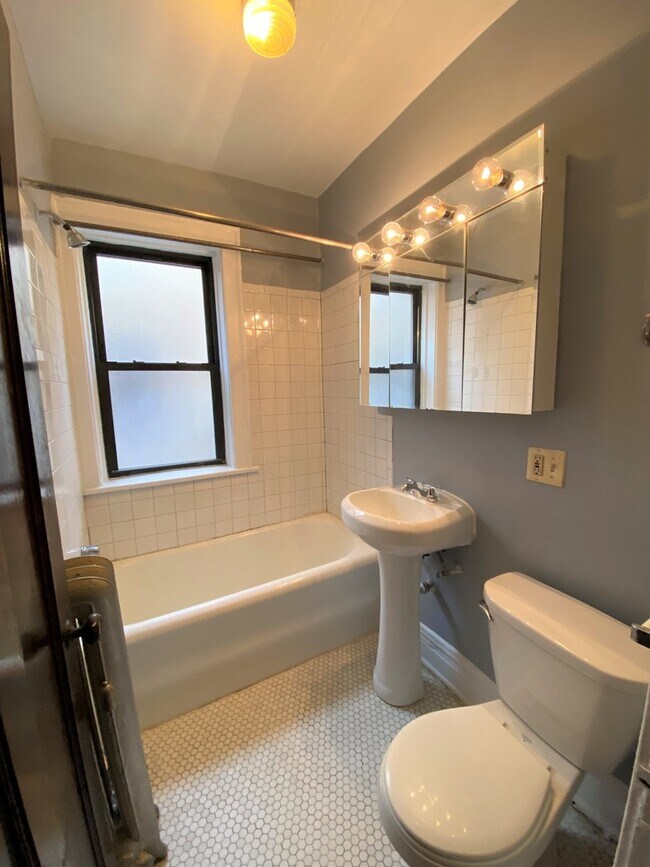 Foto del edificio - 4266 W Irving Park Rd