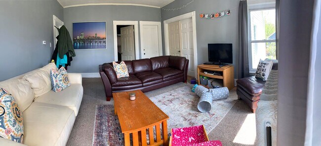 Living Room - 94 Broad St
