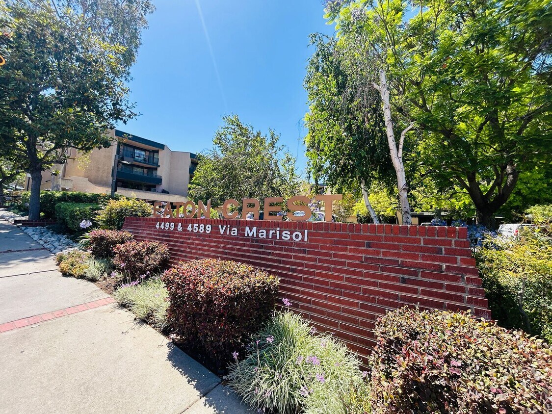 Foto principal - Spacious Two Bedroom, Two Bath Condo in De...