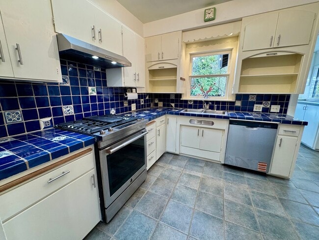 Foto del edificio - Beautiful 4 Bedroom, 2 Bath with Bonus Room in the Whiteaker Neighborhood!