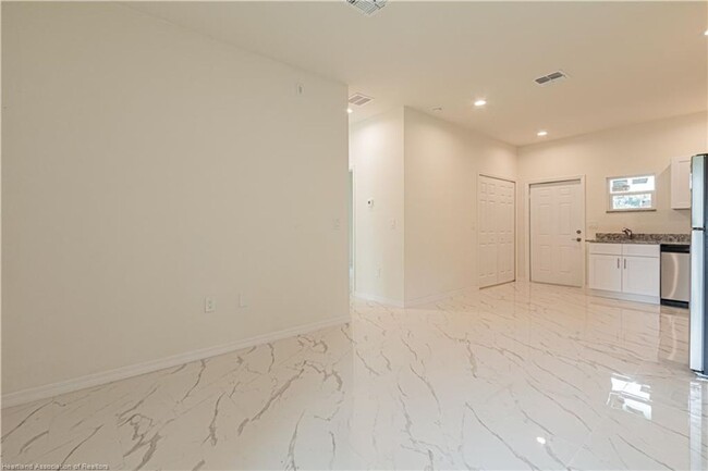 Foto del edificio - BRAND NEW-MOVE IN READY TWO BEDROOM/2 BATH...