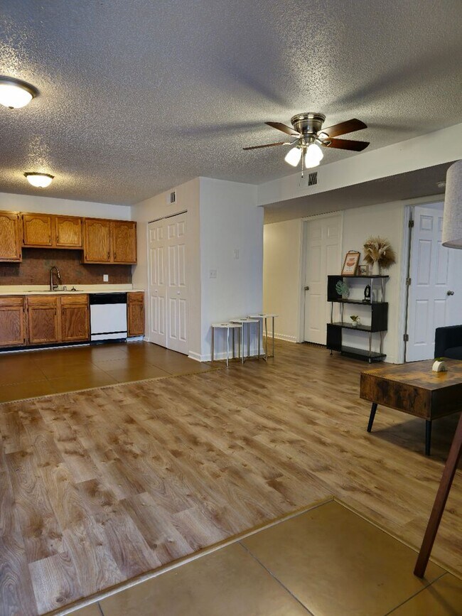 Building Photo - 1542 Diuguid Dr