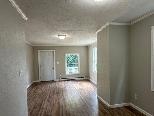 Building Photo - 16 1/2 Locust St-