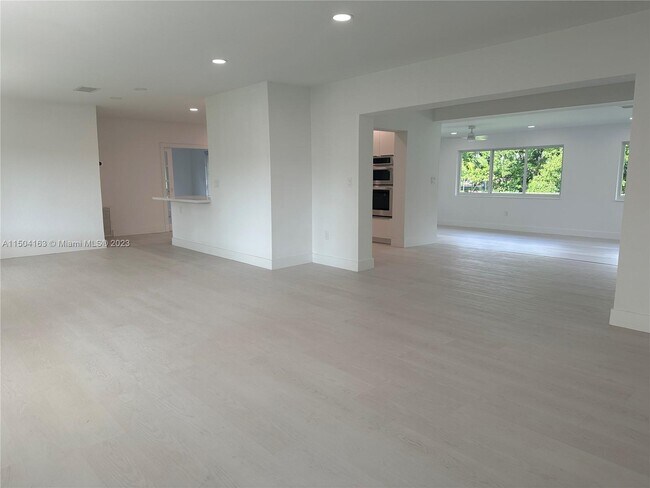 Foto del edificio - 6955 SW 66th Ave