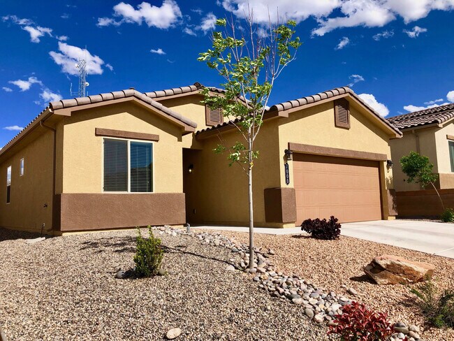 Foto del edificio - Spacious 3 Bedroom Home in Rio Rancho | Refrigerated Air | Large Backyard | Near Hwy 550 & 528