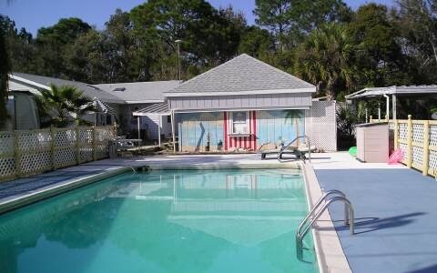 Piscina a nivel - Bonnet Lake Estates Mobile Home Park  