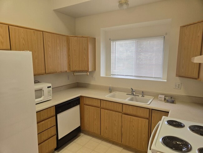 Building Photo - Great 3 bedroom townhome