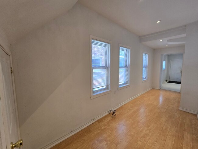 Building Photo - Stunning, very large two bedroom apt in St. Claire west ((St. Claire & Oakwood)) rarely available