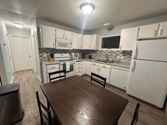 Foto del edificio - 606 Holiday Rd