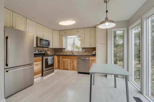 Foto del edificio - 5009 Emerald Dr