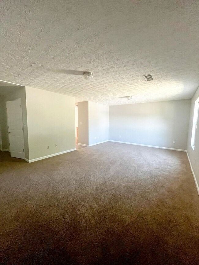 Building Photo - Beautiful 3-Bedroom Home with Spacious Yar...