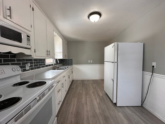 Building Photo - Recently Renovated 3 Bedroom 1 Bath Single Family Home!