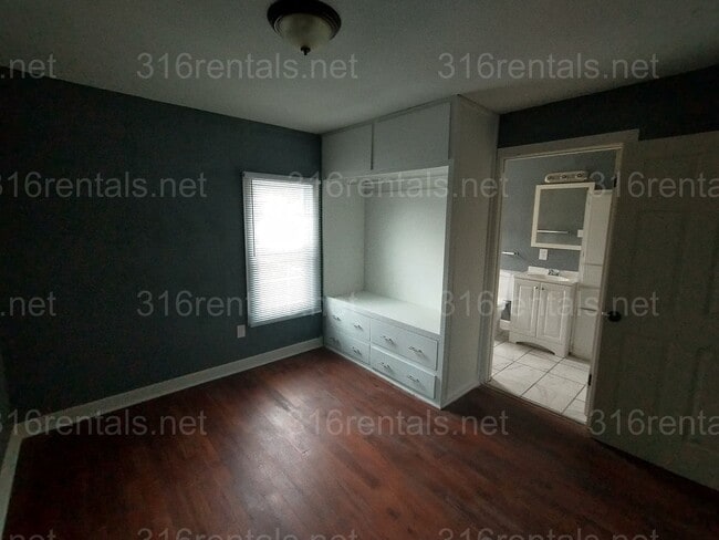 Building Photo - $800 - 2 bedroom/ 1 bathroom - Gorgeous Ho...