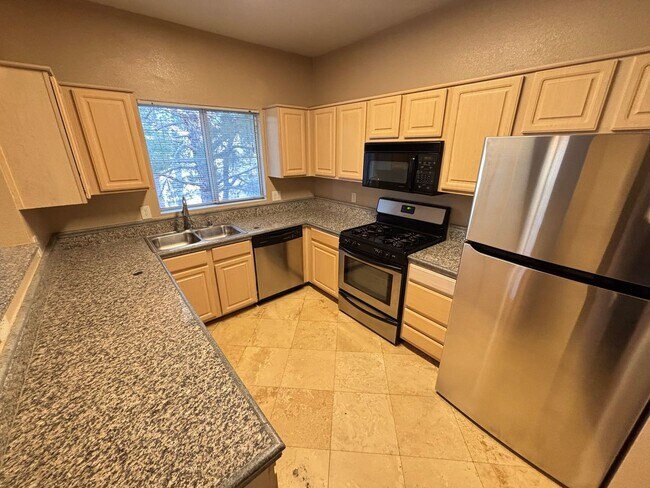 Foto del edificio - Gorgeous 2Bed/2Bath/2Car, 2nd-Story Condo located in the West part of the valley- Make the Move f...