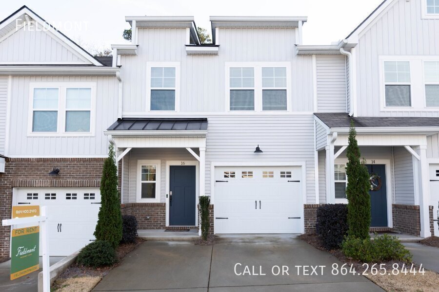 Foto principal - Like-New Townhome with a Fence & Garage!