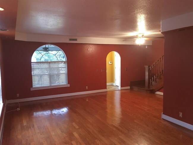 Building Photo - 807 NW Arlington Ave