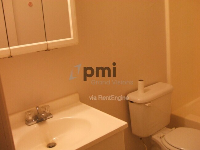 Foto del edificio - 465 E Main St