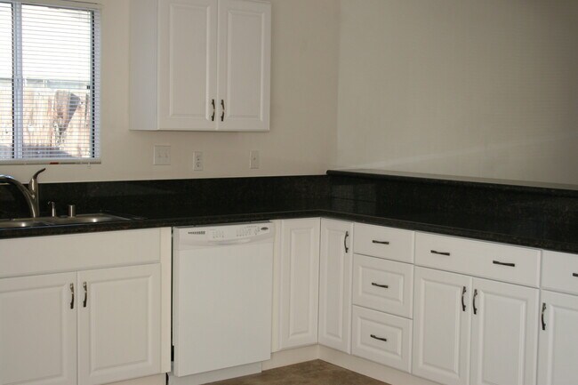 Building Photo - BEAUTIFUL 3bd 2ba South Bakersfield W/POOL!!