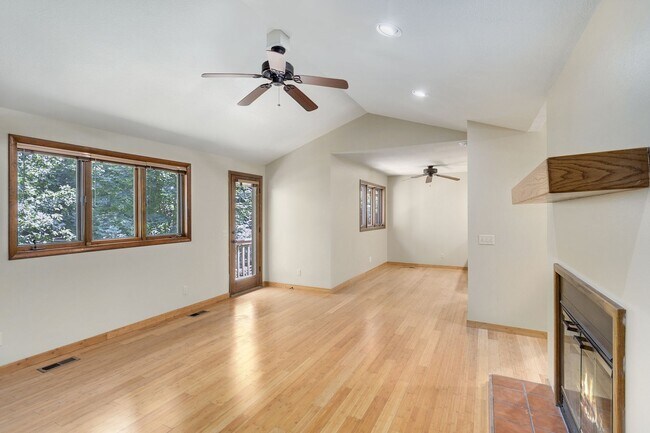 Foto del edificio - 2 Bedroom/1.5 Bathroom Duplex - ASK ABOUT ...