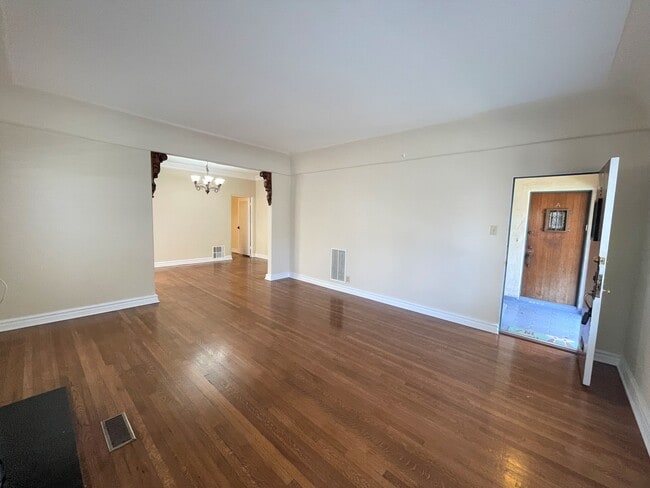Building Photo - 152 N Arnaz Dr
