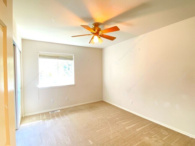 Foto del edificio - **Unfurnished** Spacious single-level 3 BR...