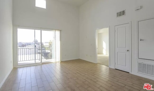 Building Photo - 11925 Kling St