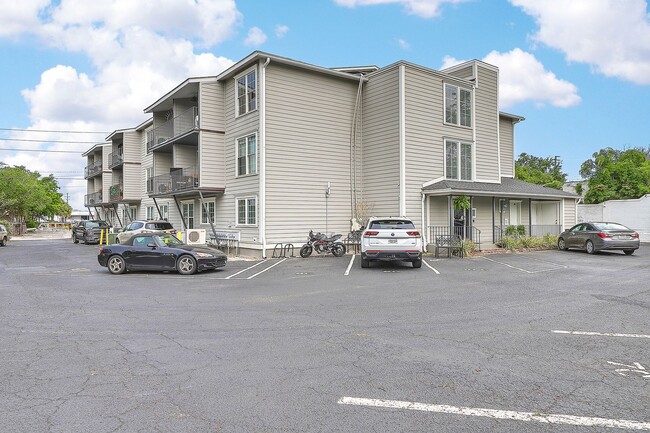Building Photo - $500 OFF FIRST FULL MONTH'S RENT – Prime D...