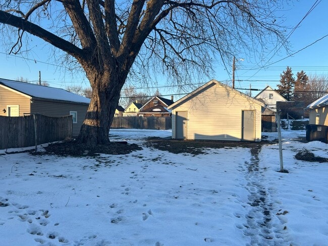 Building Photo - 407 17th Ave