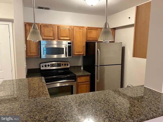 Building Photo - 3175 Summit Square Dr
