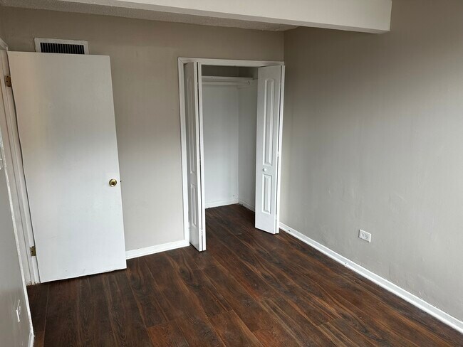 Segundo dormitorio con vista al este y vestidor. - 4816 S Drexel Blvd