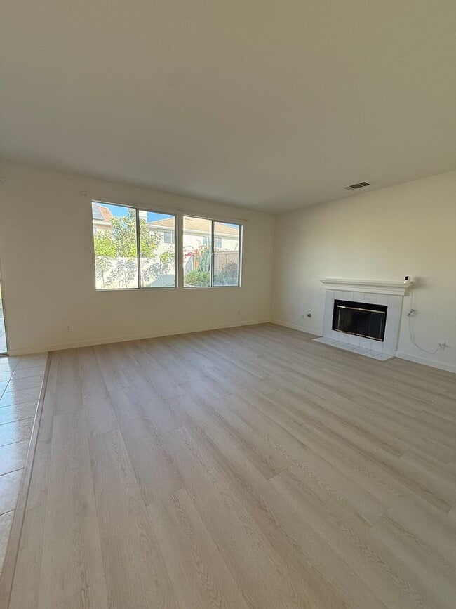 Building Photo - Spacious Home for Rent with Fresh Upgrades...