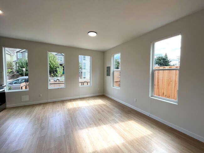 Building Photo - Stunning Modern Townhome-Style Unit with Washer/Dryer Included, A/C!