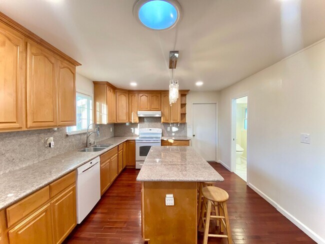 Foto del edificio - Beautiful 5-bedroom home- Fremont!