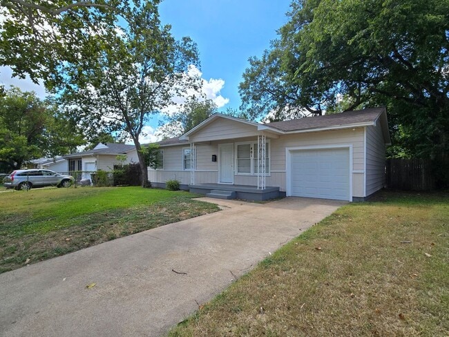 Building Photo - PRICE REDUCTION - AVAILABLE NOW!
