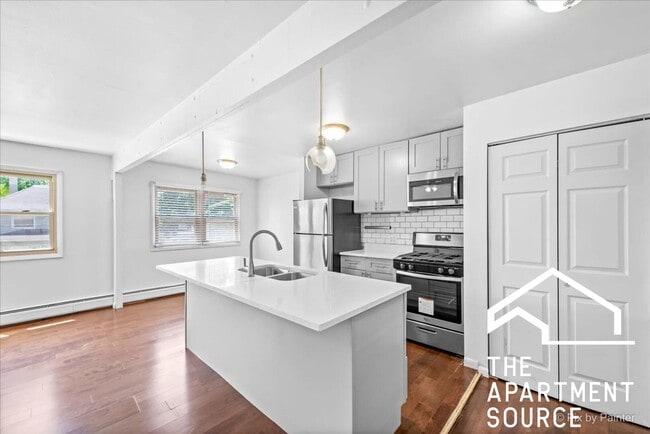 Building Photo - 7319 N Rogers Ave