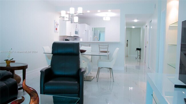 Foto del edificio - 18100 N Bay Rd