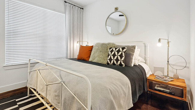 Amplio apartamento con dormitorio y piso estilo madera. - Griffis Oak Lawn